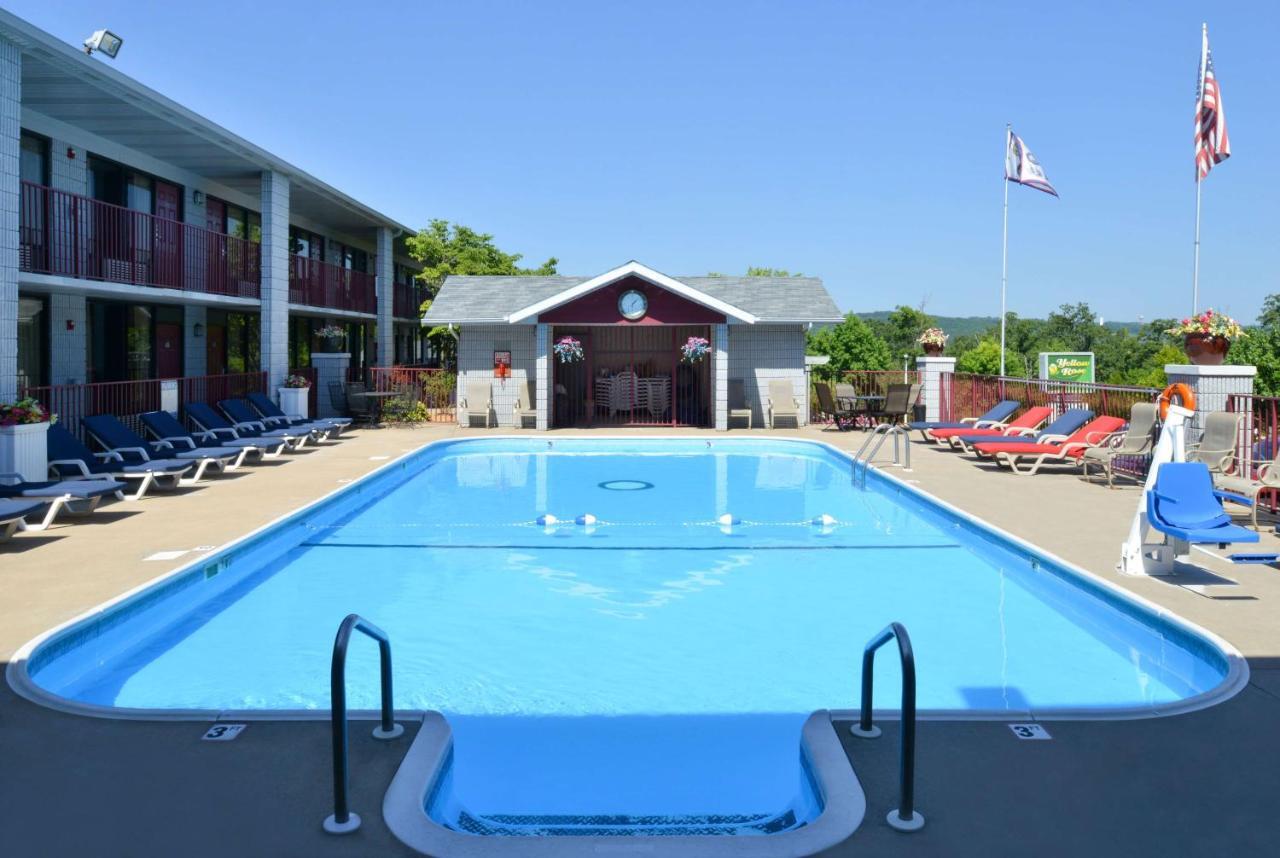 Ramada By Wyndham Branson Motel Екстериор снимка